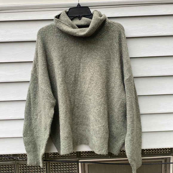 H&M Sweaters - H&M Women's Turtleneck Sweater